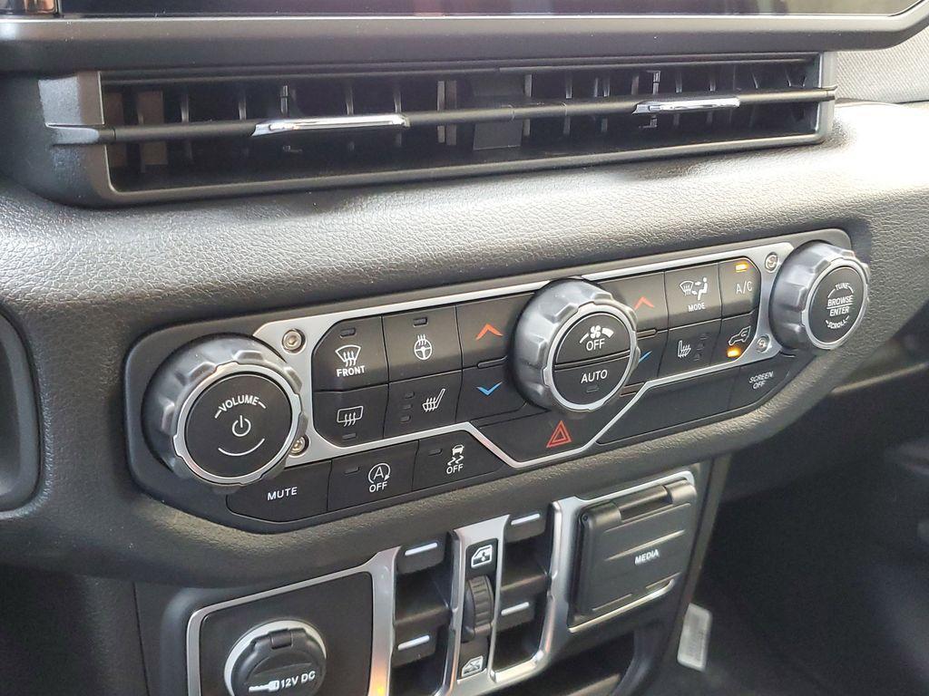 new 2025 Jeep Wrangler car, priced at $40,076