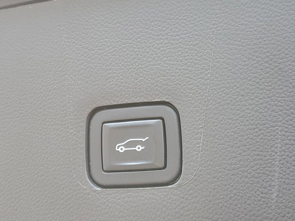 used 2023 Chevrolet Traverse car, priced at $29,990