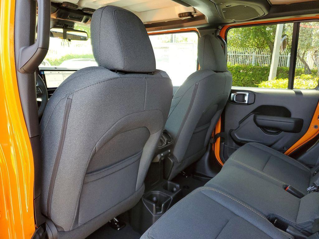 new 2025 Jeep Gladiator car, priced at $43,677