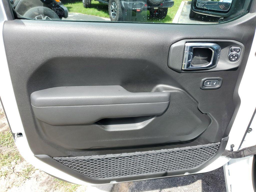 new 2025 Jeep Wrangler car, priced at $41,076