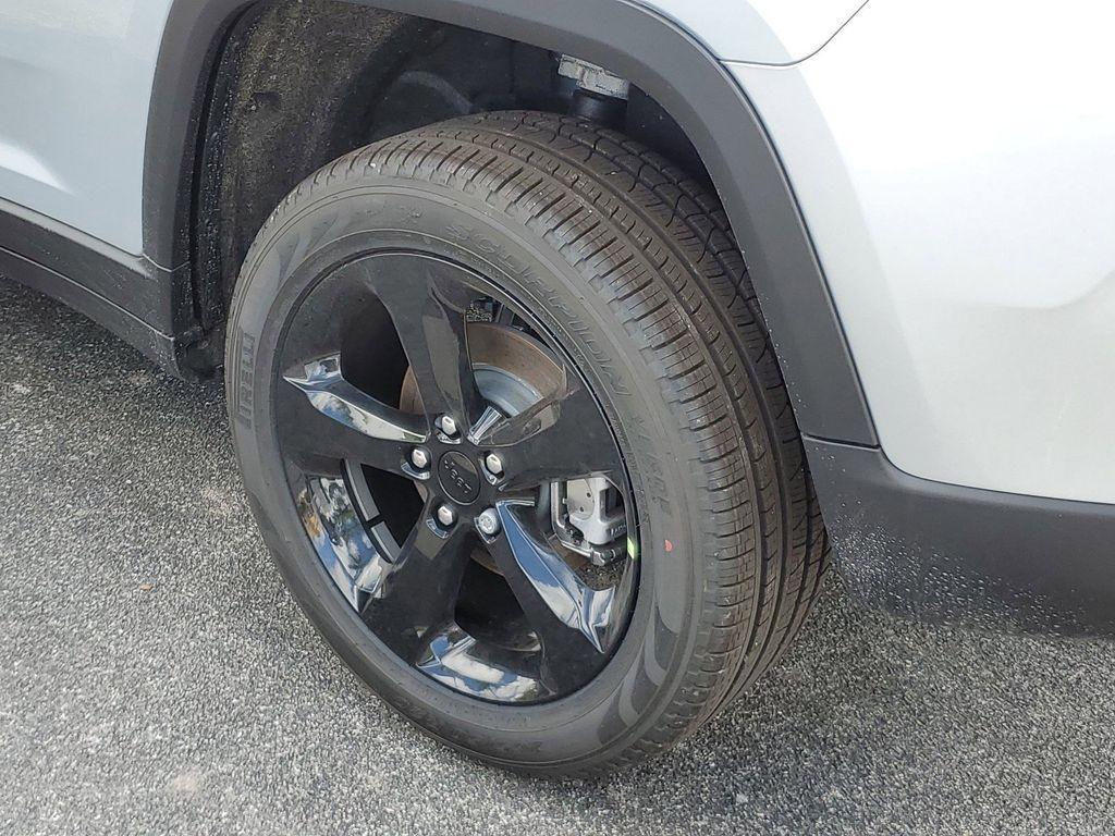 new 2025 Jeep Grand Cherokee car, priced at $37,610