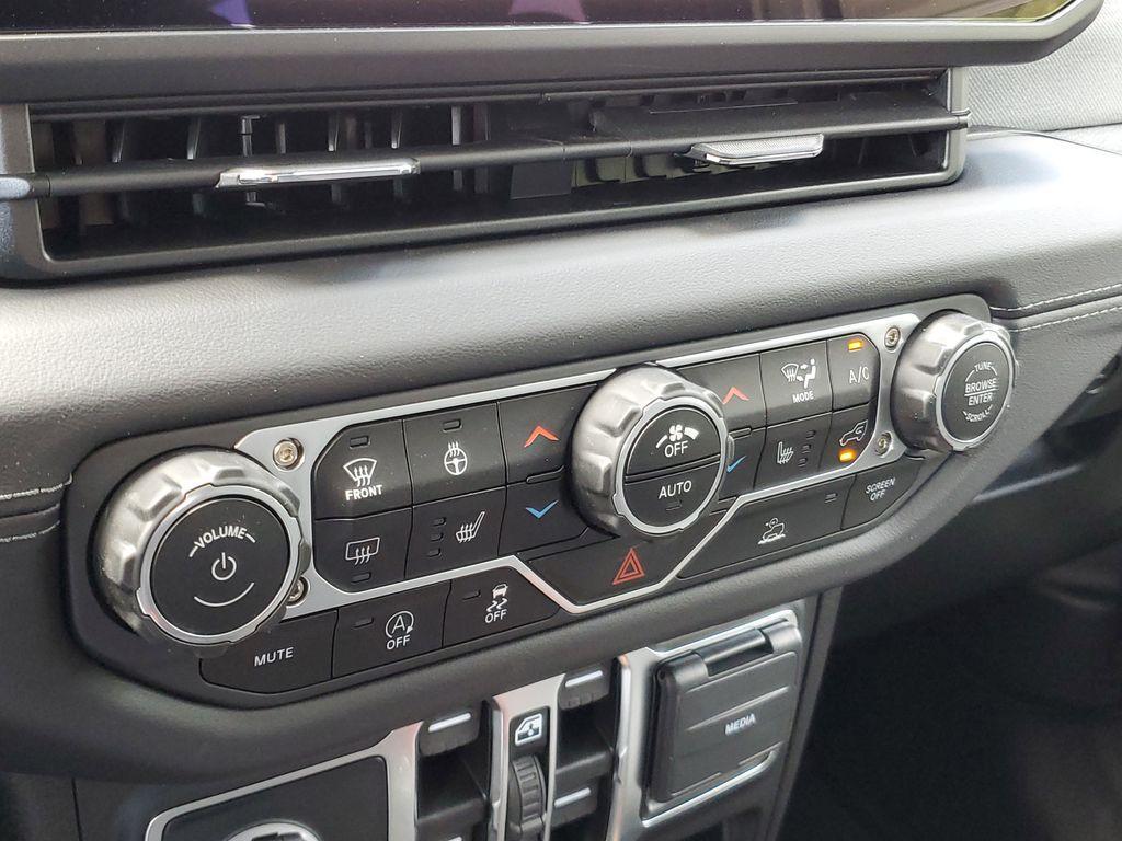 new 2025 Jeep Wrangler car, priced at $43,387