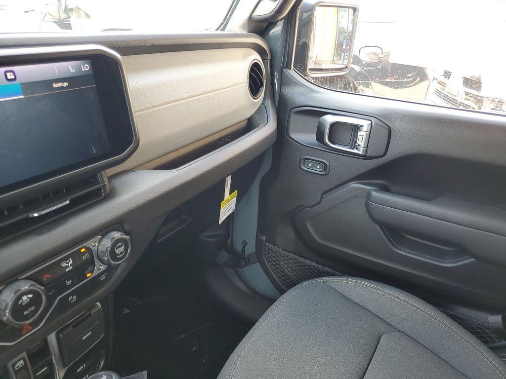 new 2025 Jeep Wrangler car, priced at $45,670