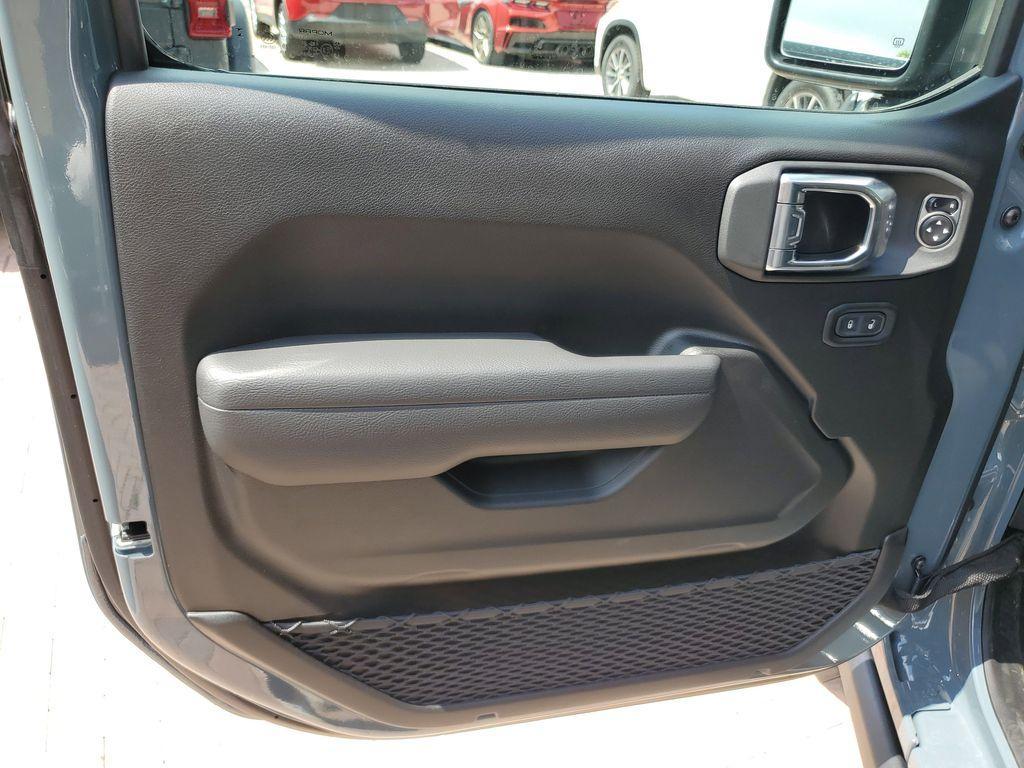 new 2025 Jeep Wrangler car, priced at $45,670