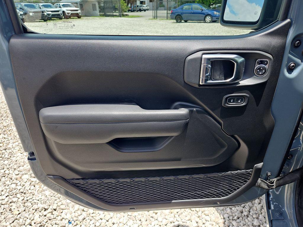 new 2025 Jeep Wrangler car, priced at $40,076