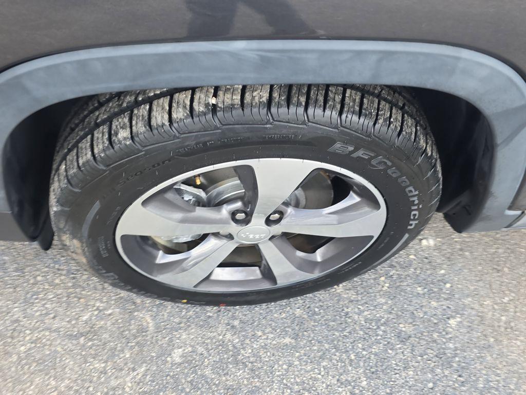 used 2019 Jeep Cherokee car, priced at $15,990