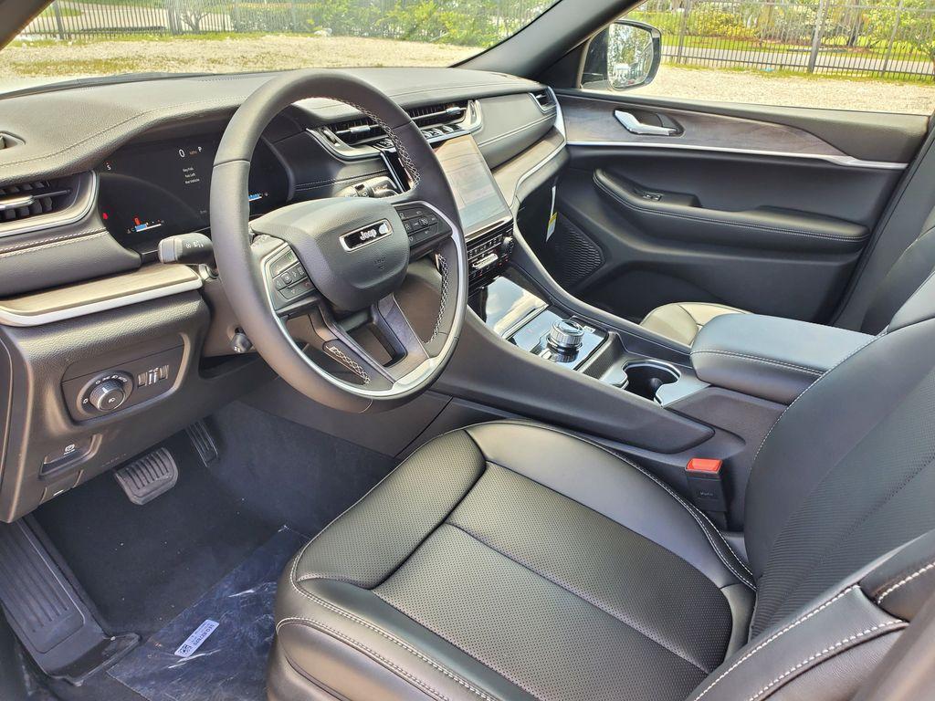 new 2025 Jeep Grand Cherokee car, priced at $43,830