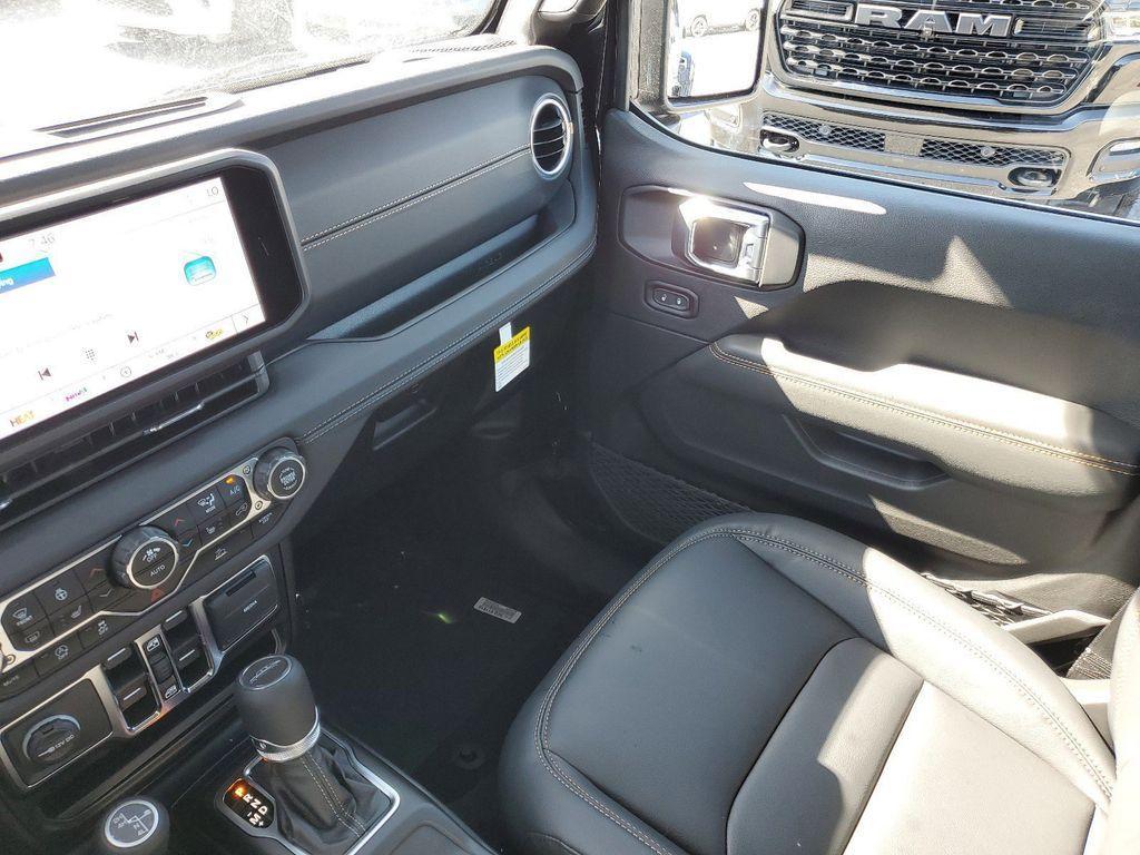 new 2025 Jeep Gladiator car, priced at $42,598