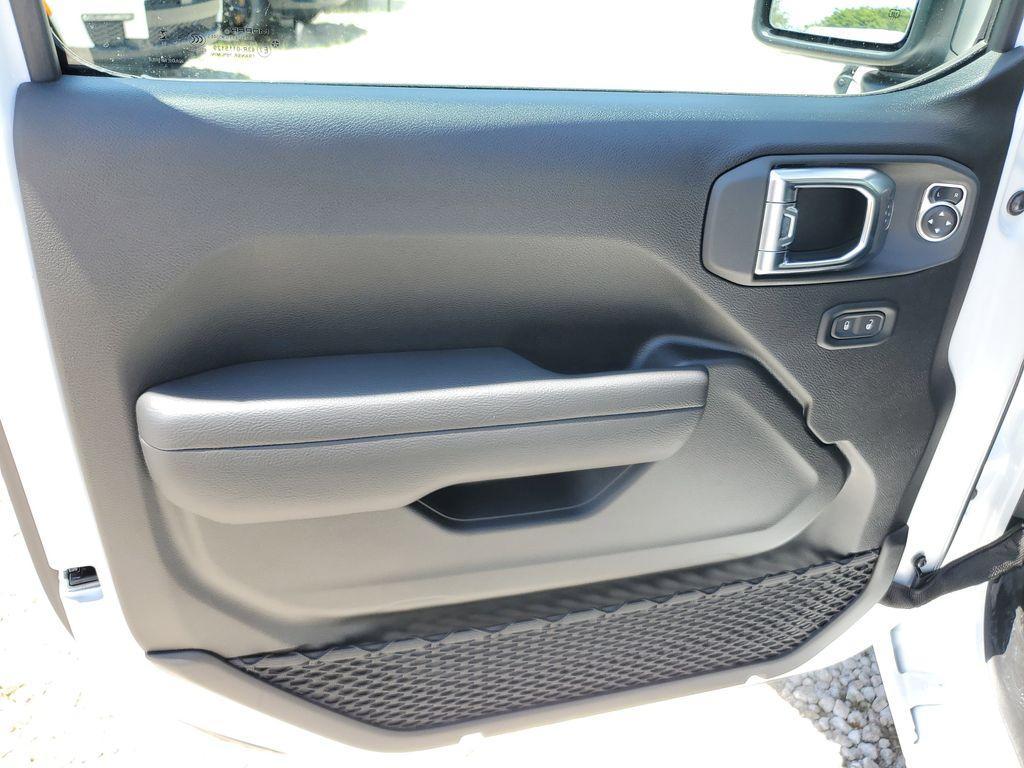 new 2025 Jeep Wrangler car, priced at $41,076