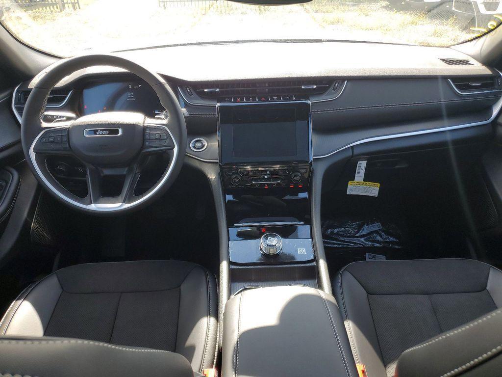 new 2025 Jeep Grand Cherokee car, priced at $32,175