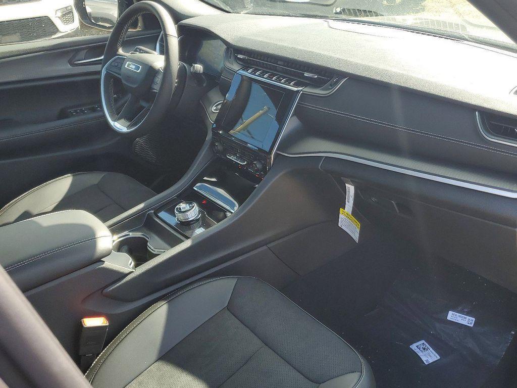 new 2025 Jeep Grand Cherokee car, priced at $32,175