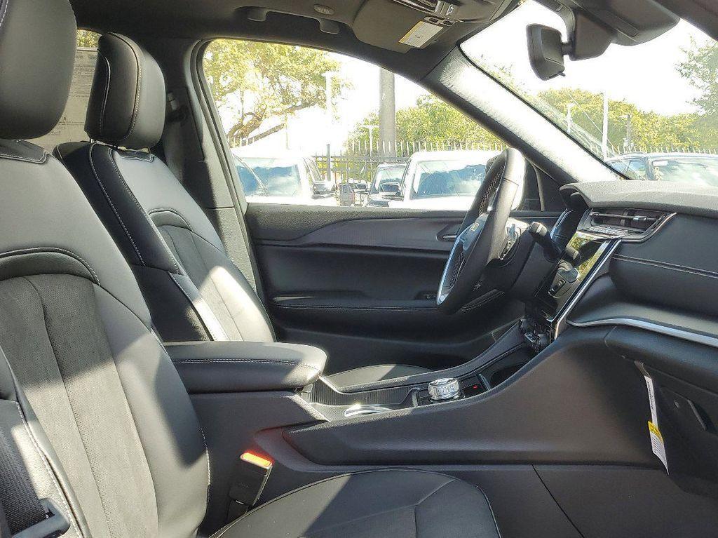 new 2025 Jeep Grand Cherokee car, priced at $32,175