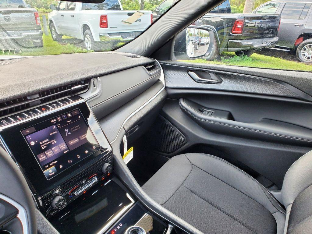 new 2025 Jeep Grand Cherokee car, priced at $30,825