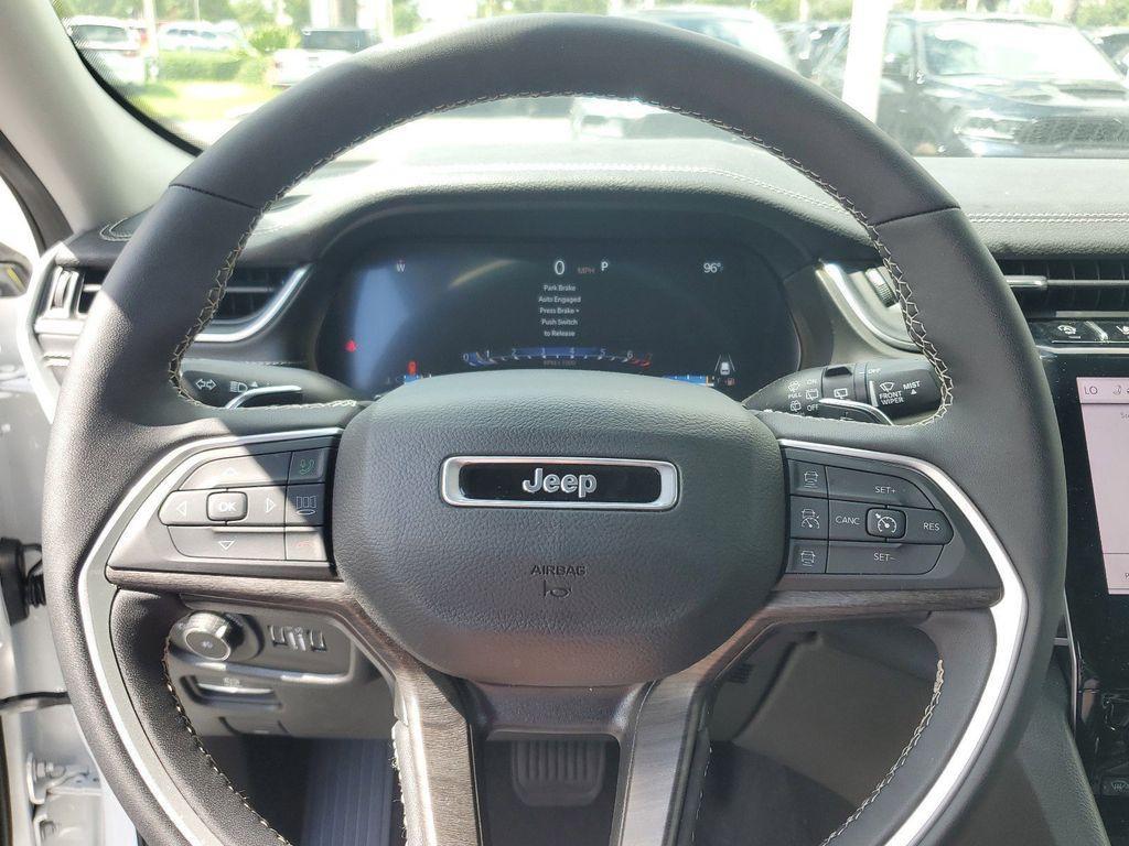 new 2025 Jeep Grand Cherokee car, priced at $32,500