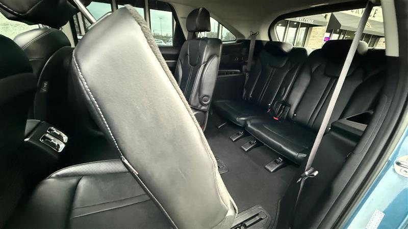 used 2025 Kia Sorento Hybrid car, priced at $29,995