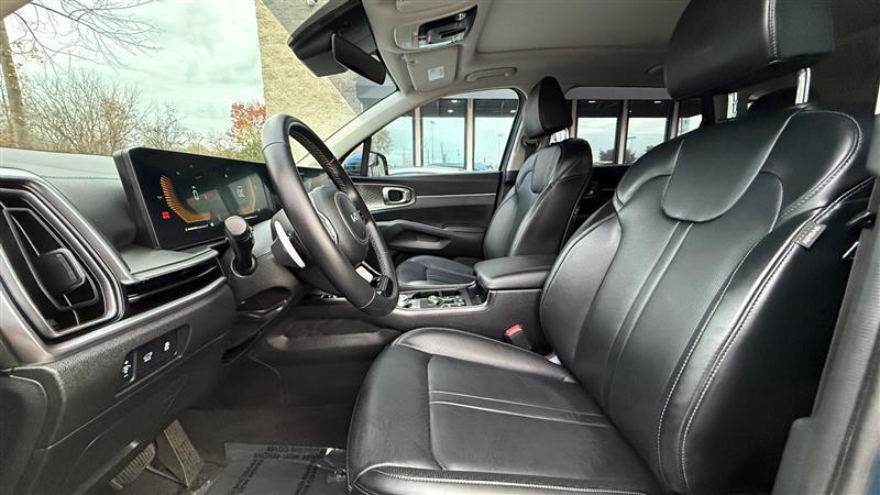used 2025 Kia Sorento Hybrid car, priced at $29,995
