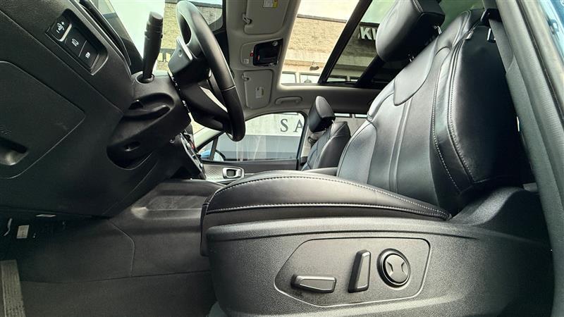 used 2025 Kia Sorento Hybrid car, priced at $29,995