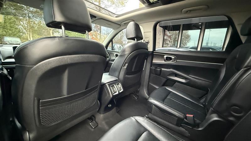 used 2025 Kia Sorento Hybrid car, priced at $29,995