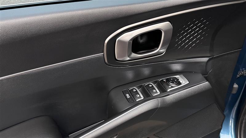 used 2025 Kia Sorento Hybrid car, priced at $29,995