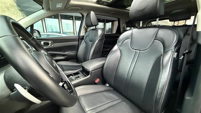 used 2025 Kia Sorento Hybrid car, priced at $29,995