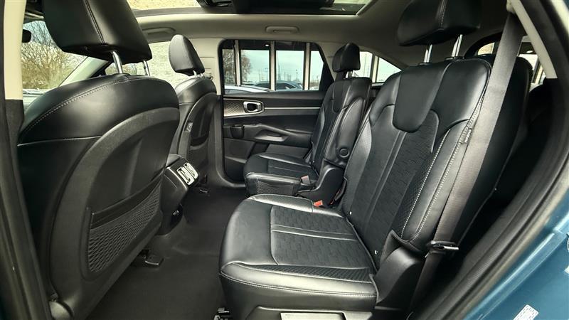 used 2025 Kia Sorento Hybrid car, priced at $29,995