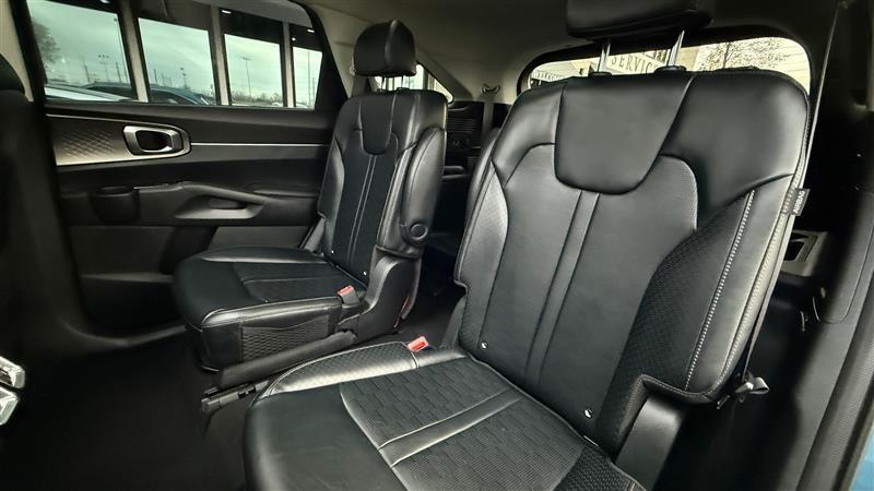 used 2025 Kia Sorento Hybrid car, priced at $29,995