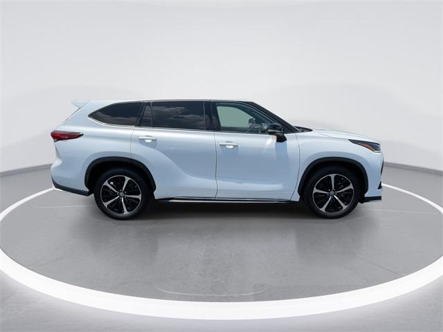 used 2022 Toyota Highlander car, priced at $36,455