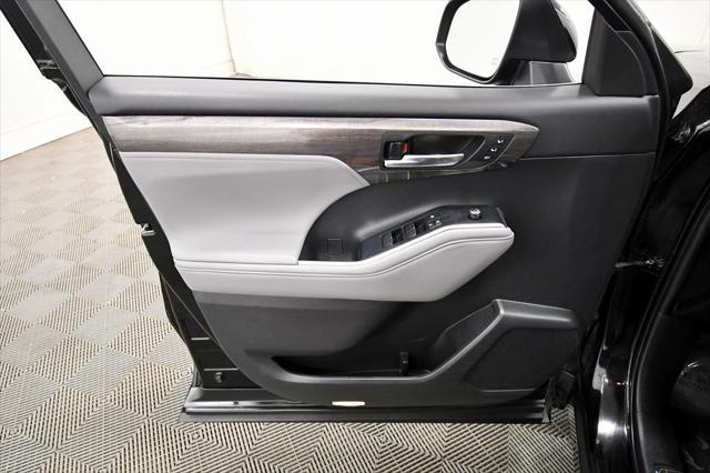 used 2021 Toyota Highlander car, priced at $38,999