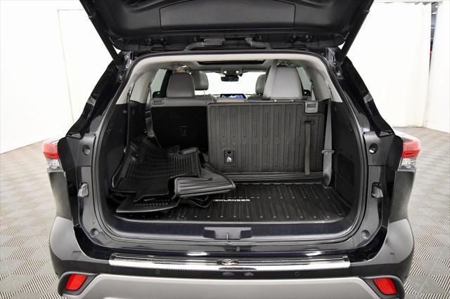 used 2021 Toyota Highlander car, priced at $38,999