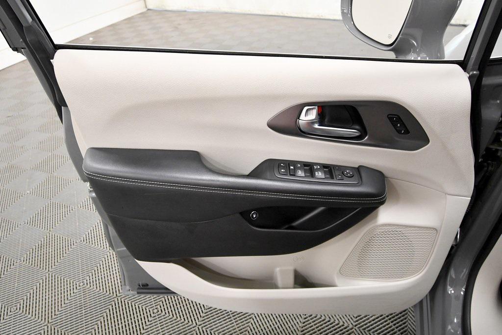 used 2022 Chrysler Pacifica Hybrid car, priced at $21,997