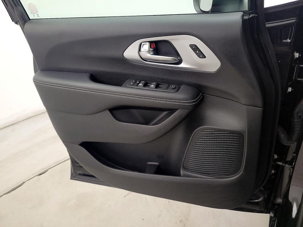 used 2023 Chrysler Pacifica car, priced at $38,998