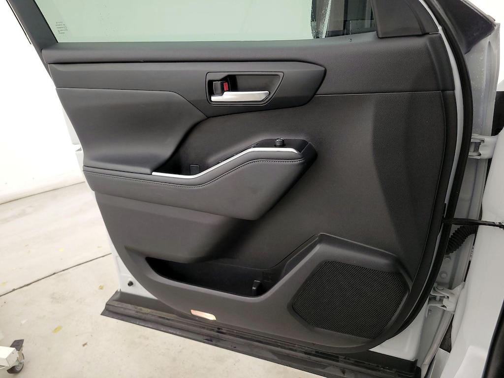 used 2023 Toyota Highlander car, priced at $40,998