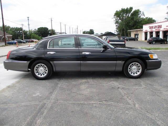 used 1999 Lincoln Town Car car, priced at $10,000