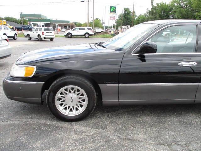 used 1999 Lincoln Town Car car, priced at $10,000