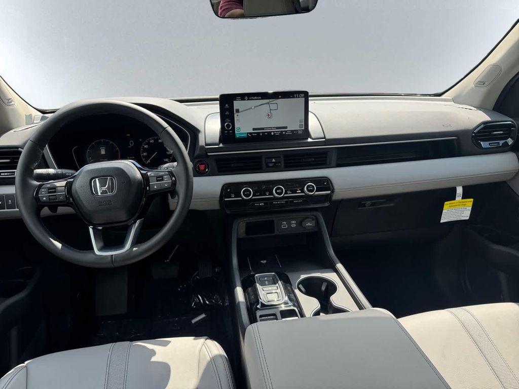 new 2025 Honda Pilot car, priced at $51,050
