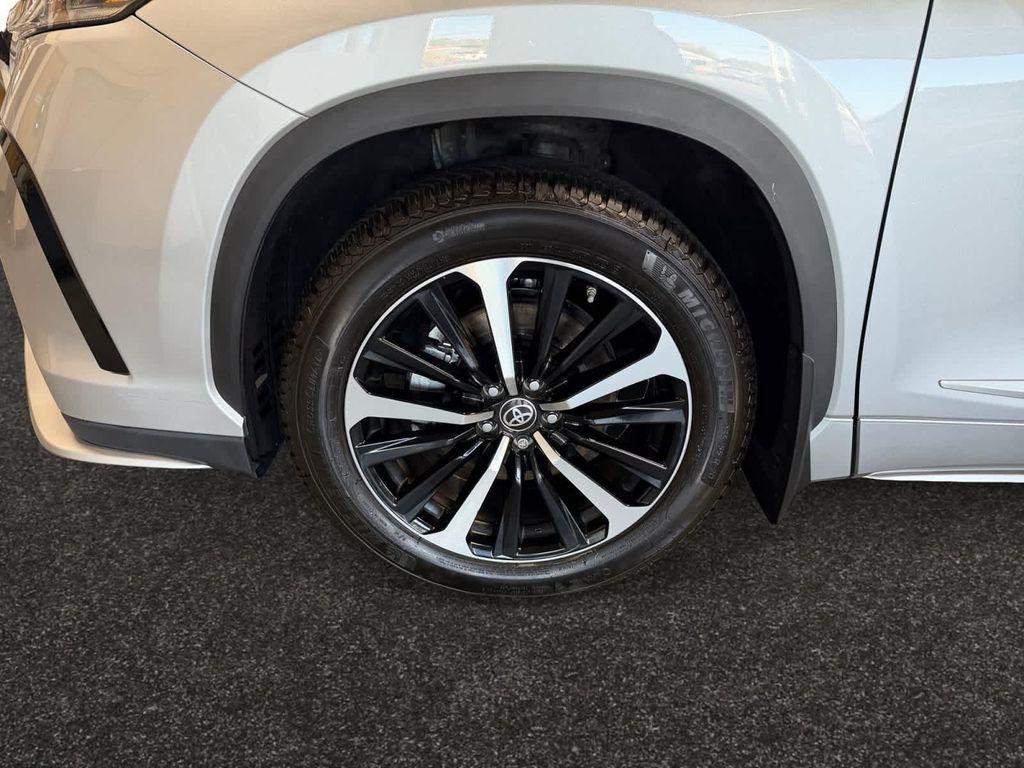 used 2022 Toyota Highlander car, priced at $38,387