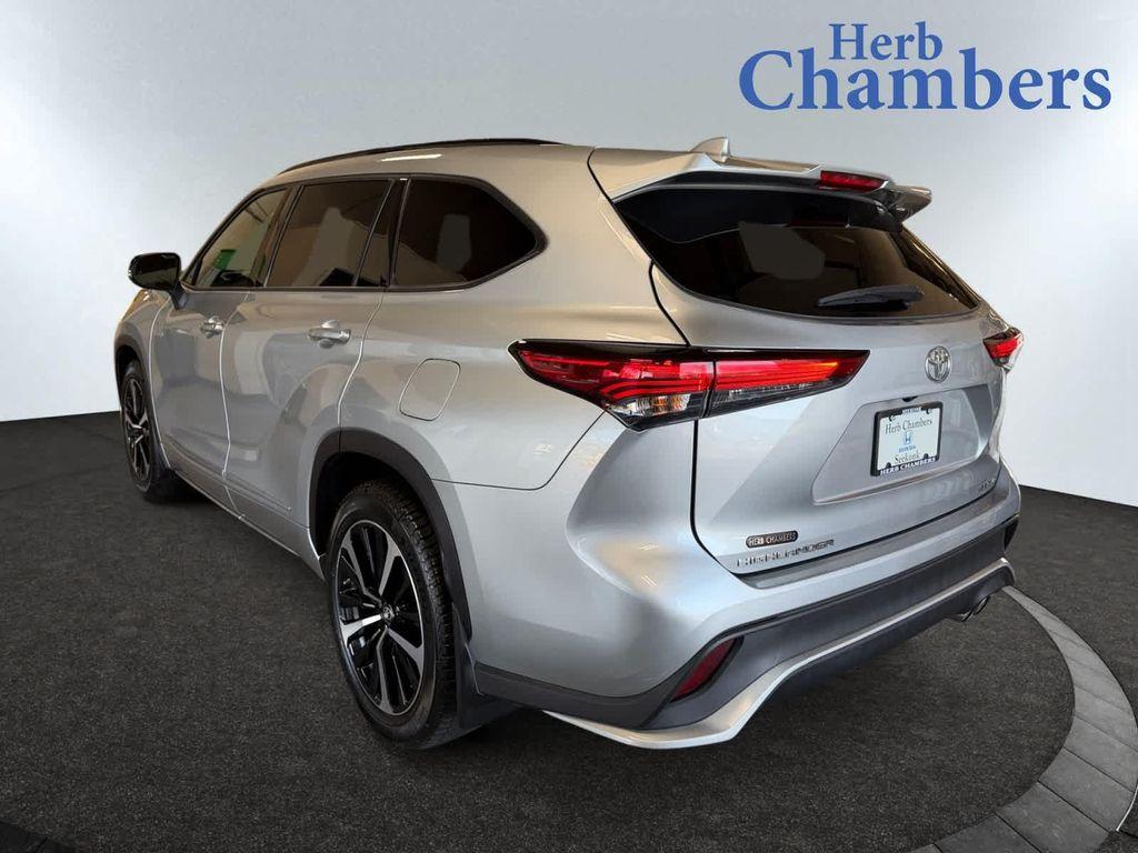 used 2022 Toyota Highlander car, priced at $38,387