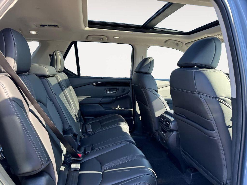 new 2025 Honda Pilot car, priced at $51,550