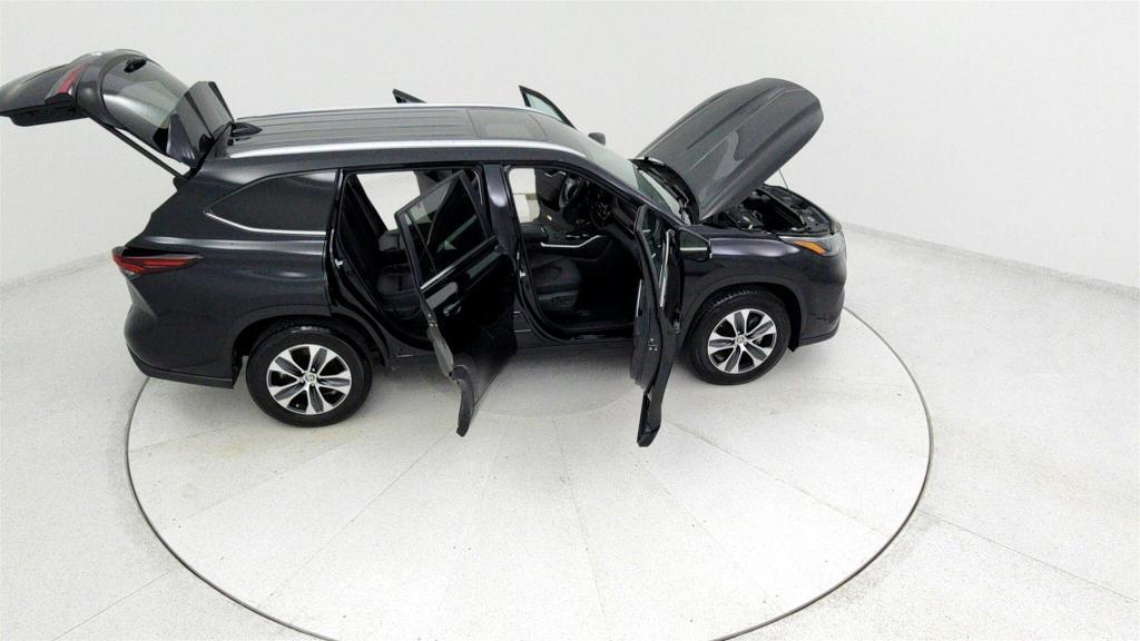 used 2024 Toyota Highlander car, priced at $41,305