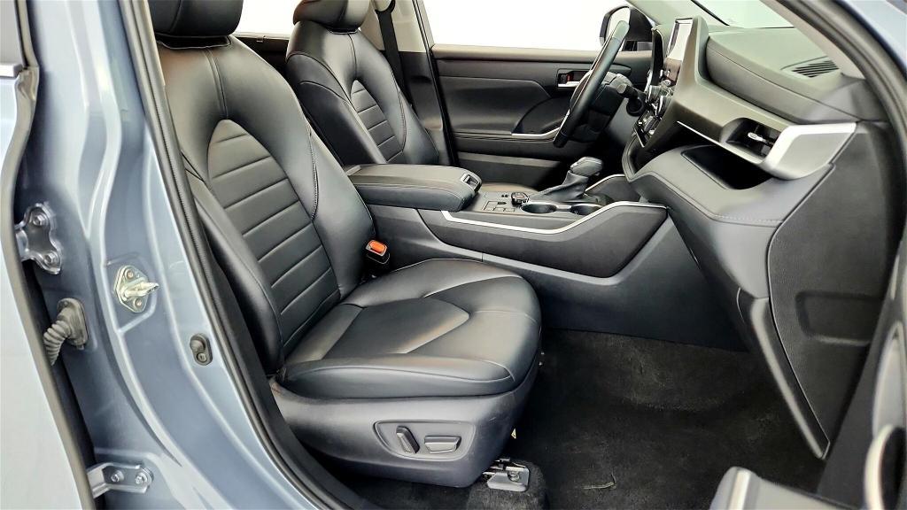 used 2023 Toyota Highlander car, priced at $37,799