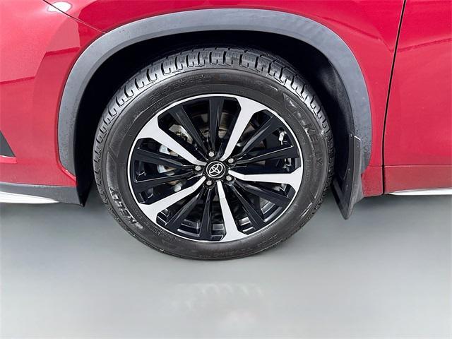 used 2022 Toyota Highlander car, priced at $33,987