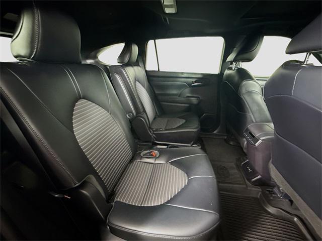 used 2022 Toyota Highlander car, priced at $33,987