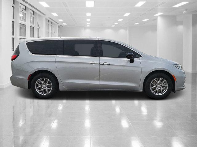 new 2025 Chrysler Pacifica car, priced at $41,922