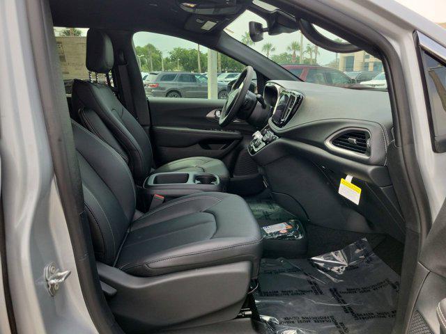 new 2025 Chrysler Pacifica car, priced at $41,922