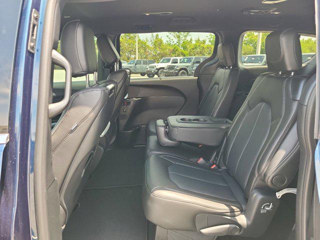 new 2025 Chrysler Pacifica car, priced at $47,002