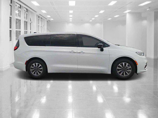 new 2025 Chrysler Pacifica Hybrid car, priced at $38,101
