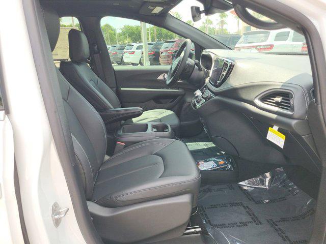 new 2025 Chrysler Pacifica car, priced at $43,401