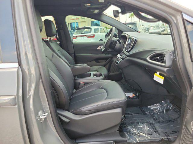 new 2025 Chrysler Pacifica car, priced at $43,832