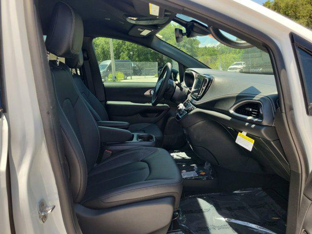 new 2025 Chrysler Pacifica car, priced at $43,946