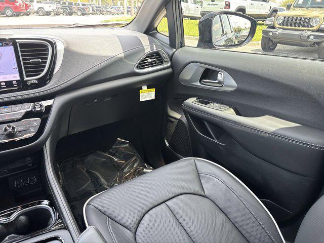 new 2025 Chrysler Pacifica car, priced at $51,557
